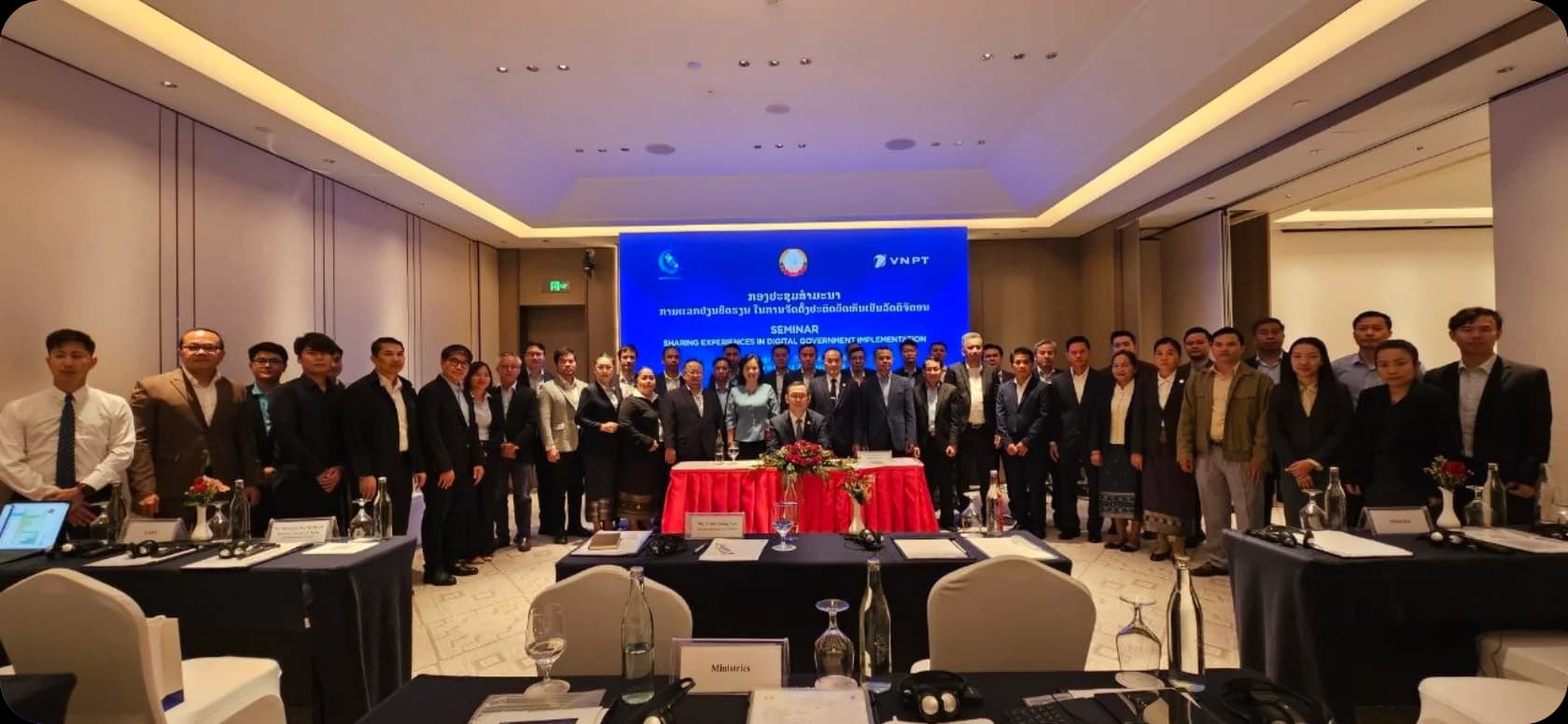 Đại biểu Việt Nam và Lào tại hội thảo chia sẻ kinh nghiệm xây dựng Chính phủ số