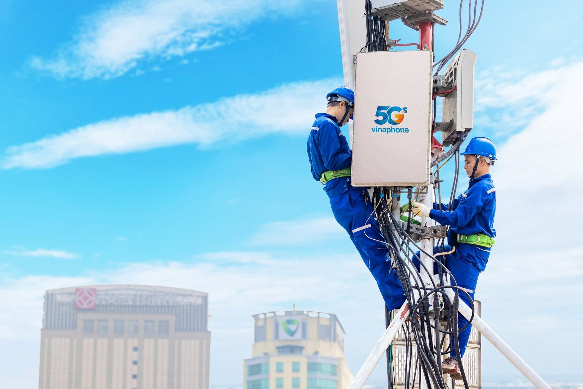 VNPT engineers deploy VinaPhone 5G infrastructure