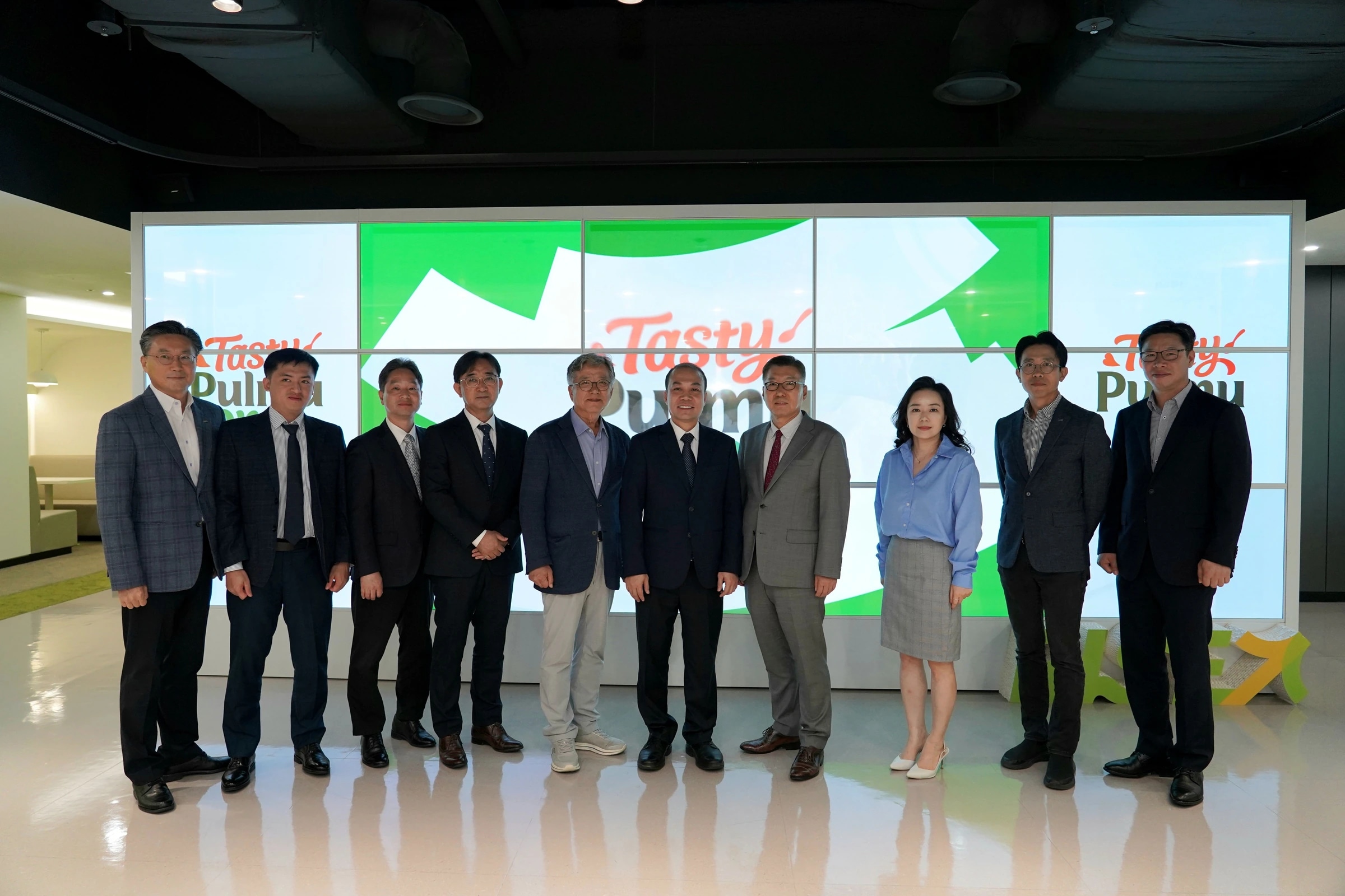 Đoàn công tác VNPT-IT và đại diện Pulmuone tại Hàn Quốc