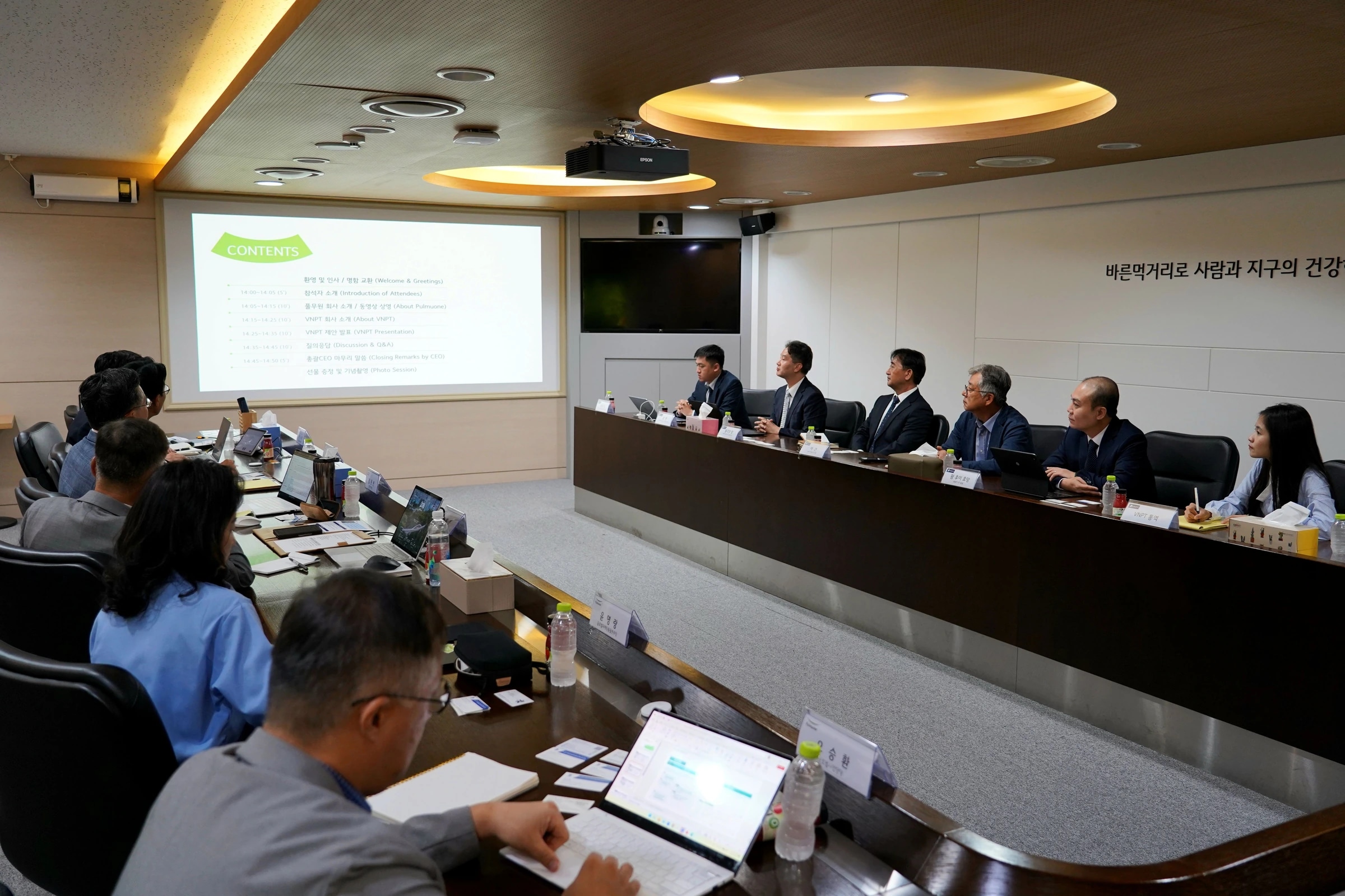 Đoàn công tác VNPT-IT và đại diện Pulmuone tại Hàn Quốc
