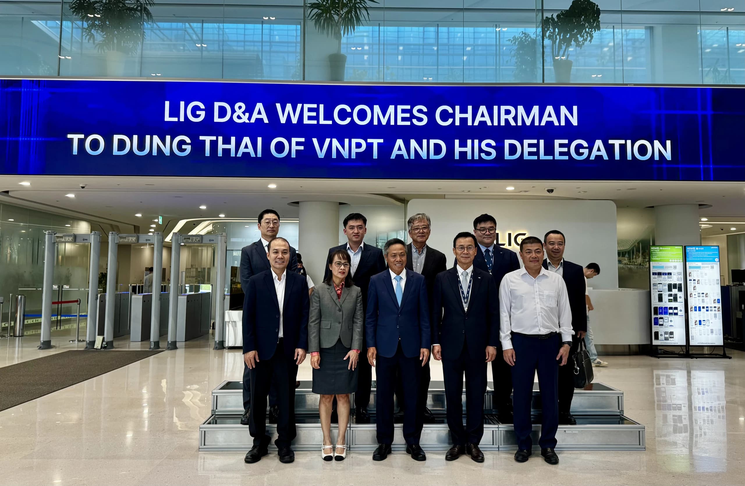 Đoàn công tác VNPT tại buổi làm việc với LIG Group ở Hàn Quốc