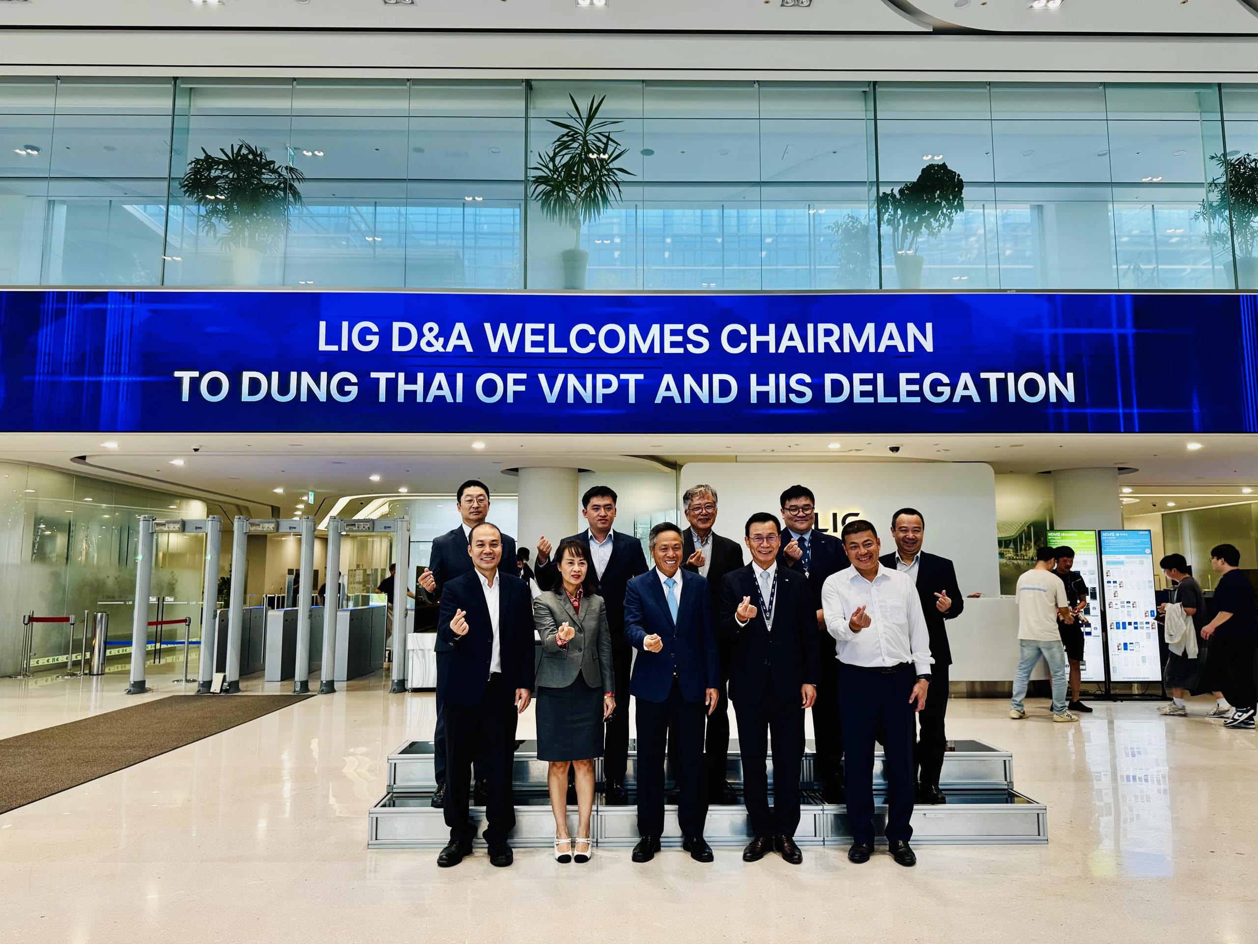 Đoàn đại biểu VNPT và LIG Group tại trụ sở LIG D&A ở Hàn Quốc