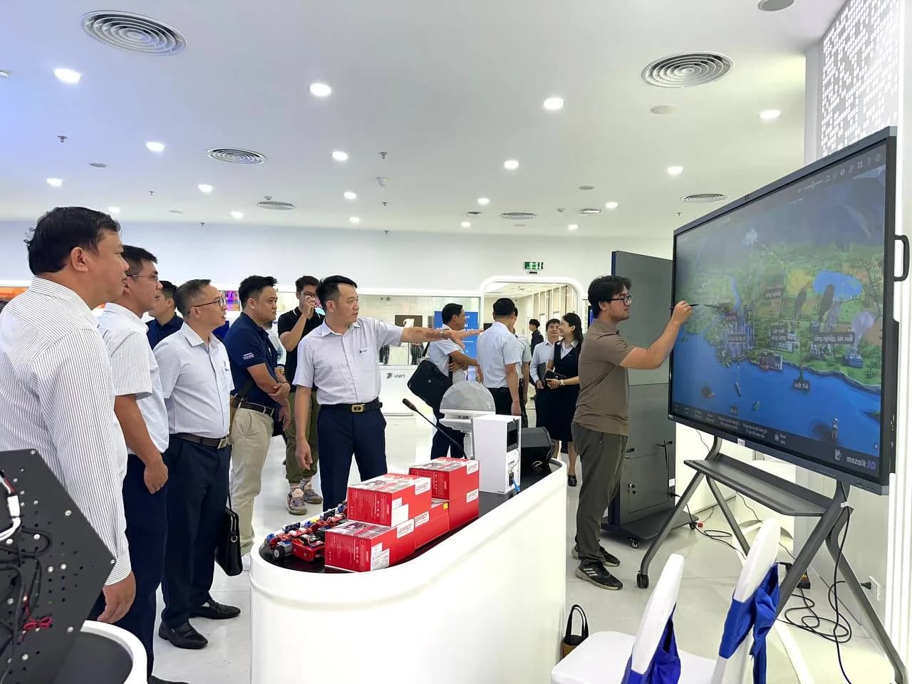 Khách tham quan trải nghiệm nền tảng số tại VNPT DXDAY 2026