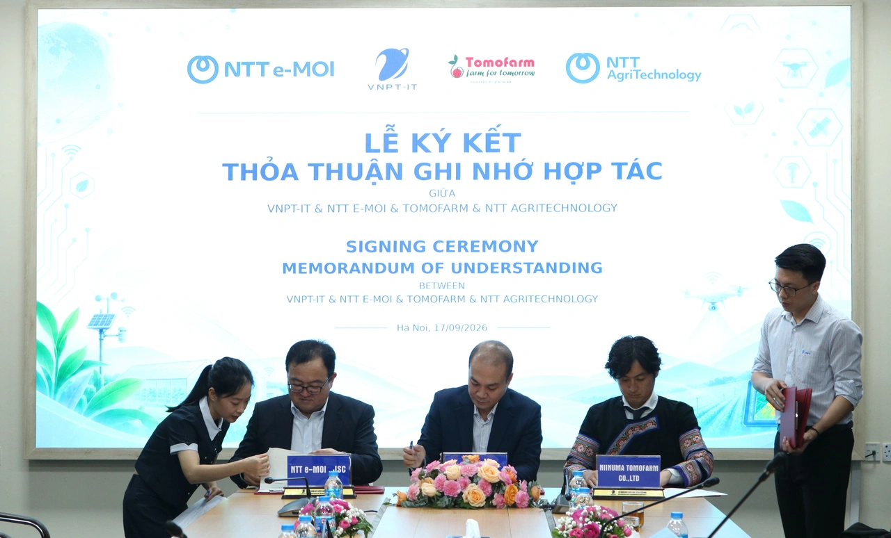 Đại diện các bên thực hiện nghi thức ký kết Thỏa thuận ghi nhớ hợp tác