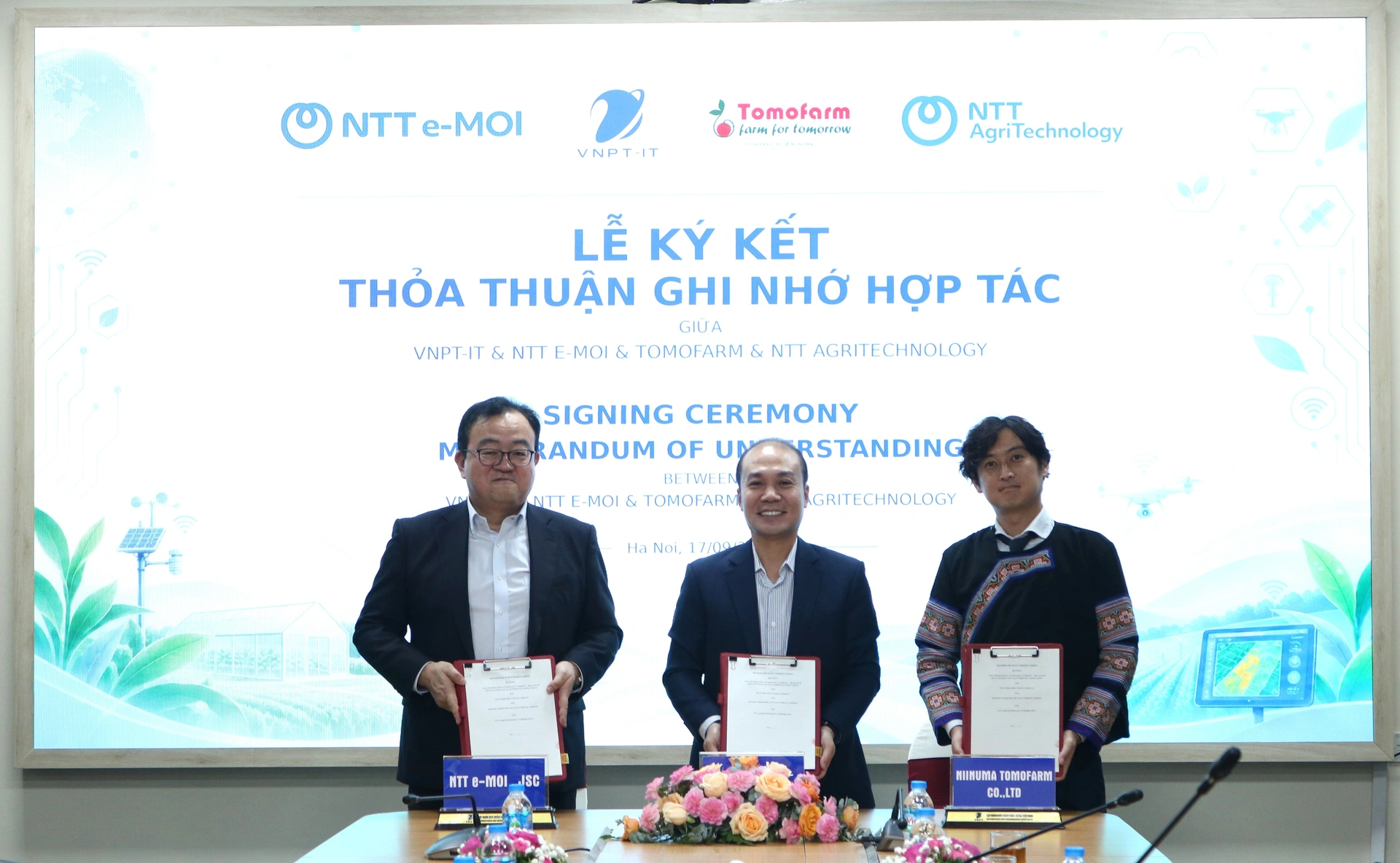 Đại diện VNPT-IT, NTT e-MOI và Niinuma Tomofarm tại lễ ký kết hợp tác