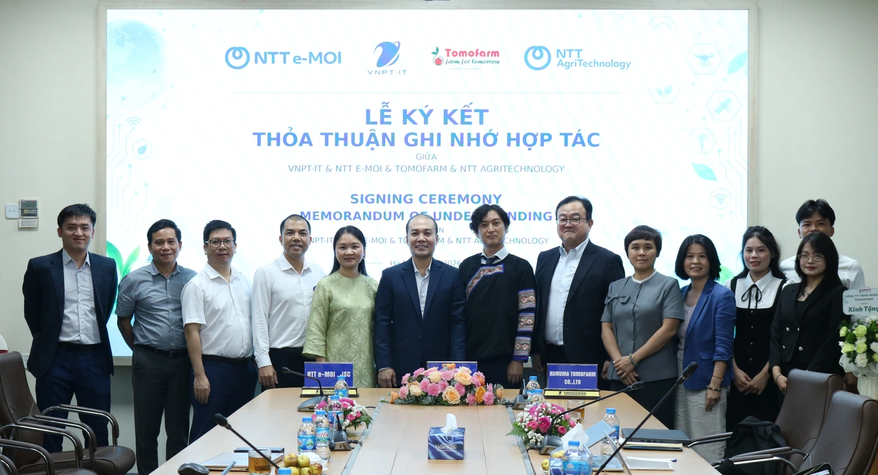 Đại biểu các bên chụp ảnh lưu niệm tại lễ ký kết