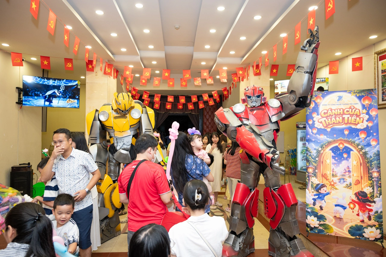 Các em nhỏ giao lưu cùng những chú robot tại chương trình Trung thu VNPT-IT