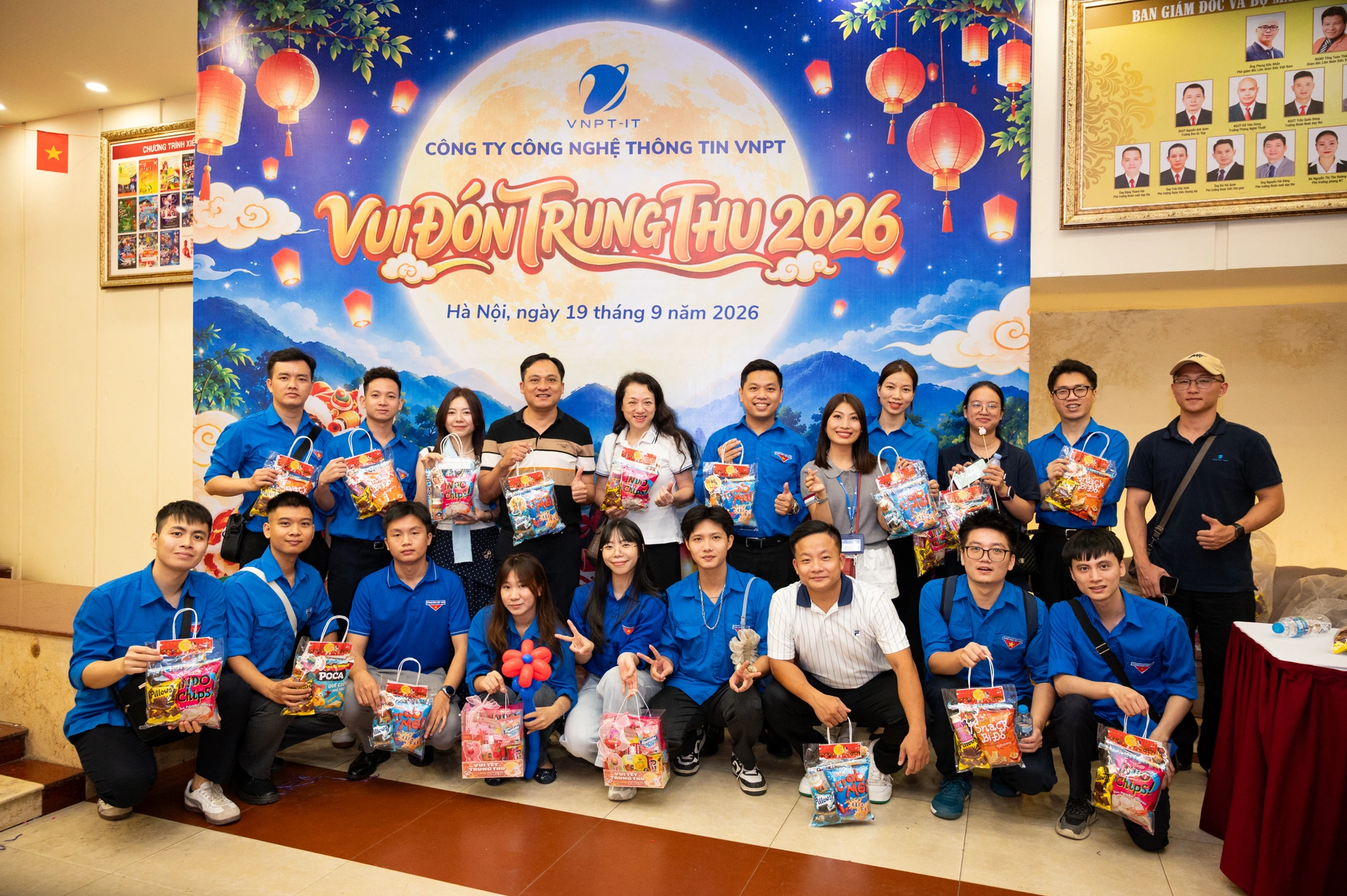 Cán bộ VNPT-IT chụp ảnh lưu niệm tại chương trình Vui đón Trung thu 2026