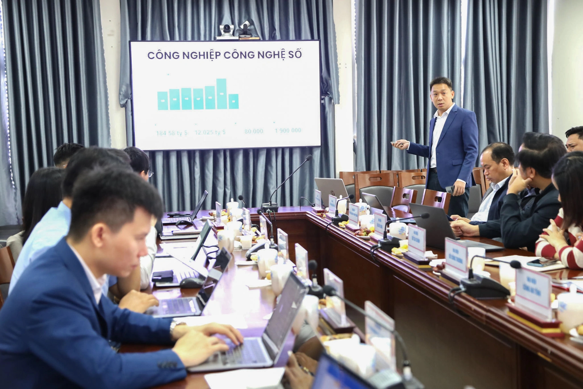 A VNPT-IT representative presents at a digital technology roundtable in Lâm Đồng