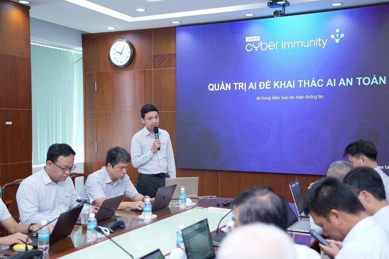 Ông Vũ Mạnh Kiểm trình bày chuyên đề Quản trị AI để khai thác AI an toàn tại Hội thảo