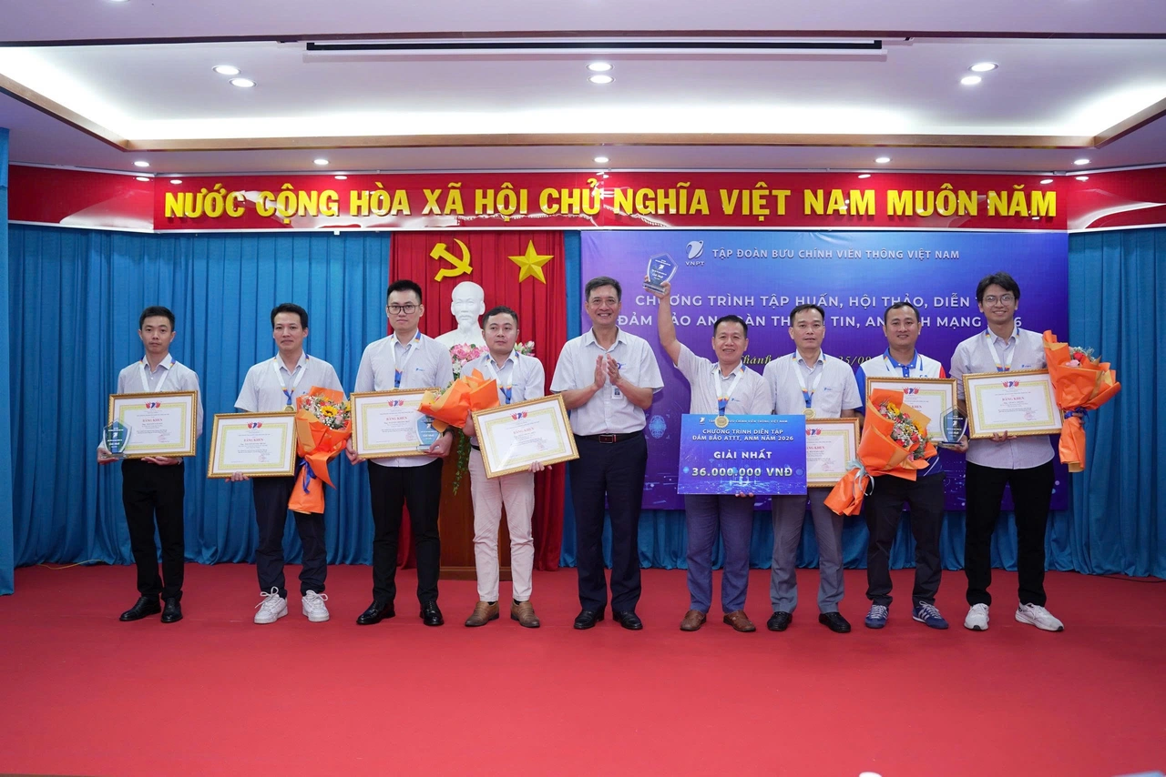 Các thành viên Team 12 nhận Giải Nhất chung cuộc tại chương trình diễn tập an toàn thông tin, an ninh mạng năm 2026