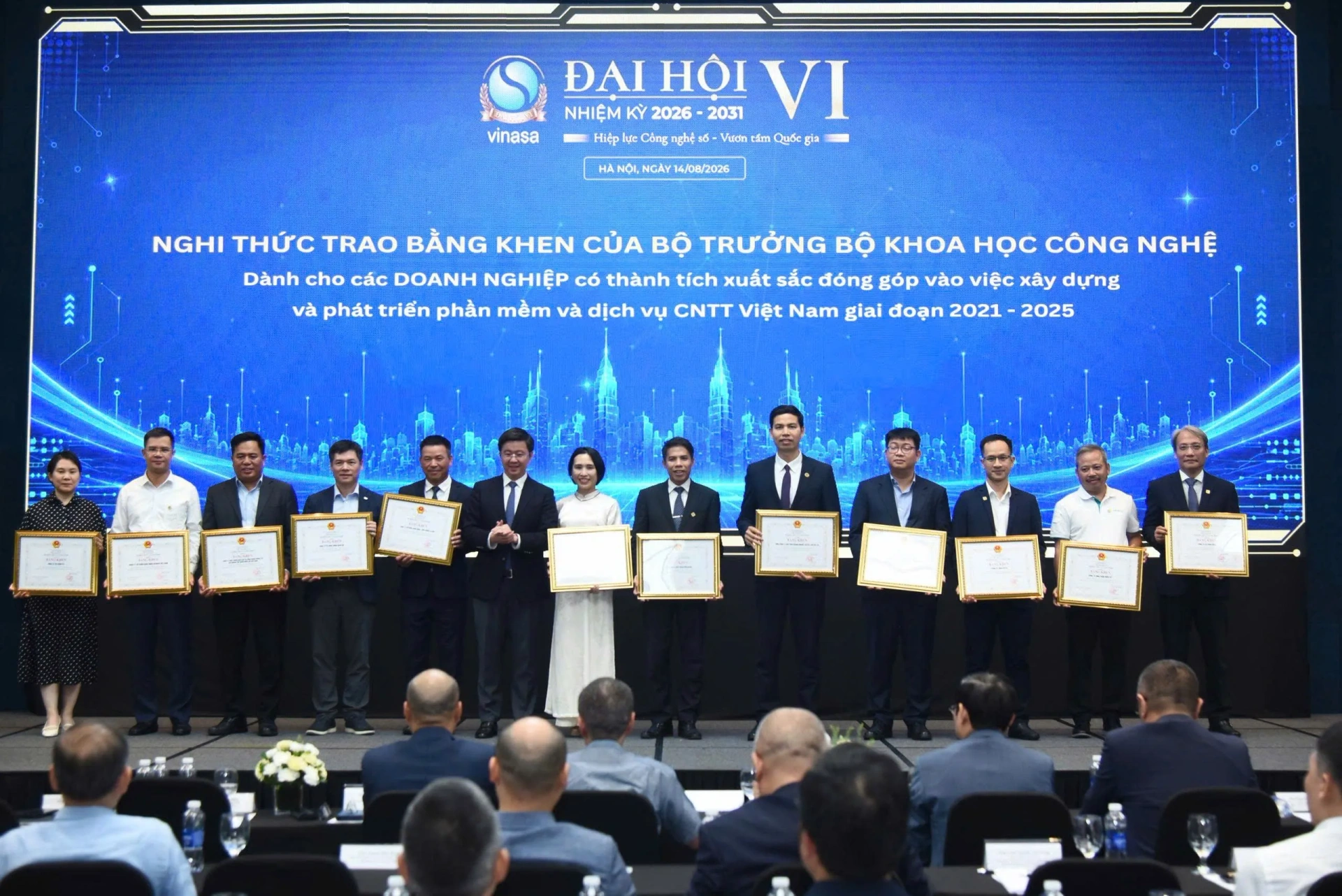 Đại diện VNPT-IT nhận Bằng khen của Bộ Khoa học và Công nghệ