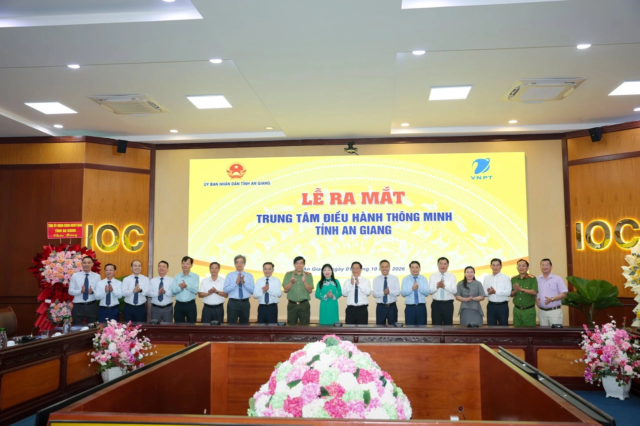 Delegates pose for a commemorative photo at the launch of An Giang Province’s IOC.