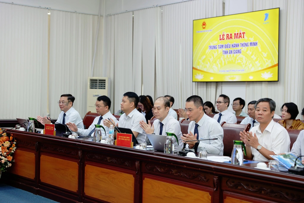 Delegates attend the launch of An Giang Province’s Intelligent Operations Center.